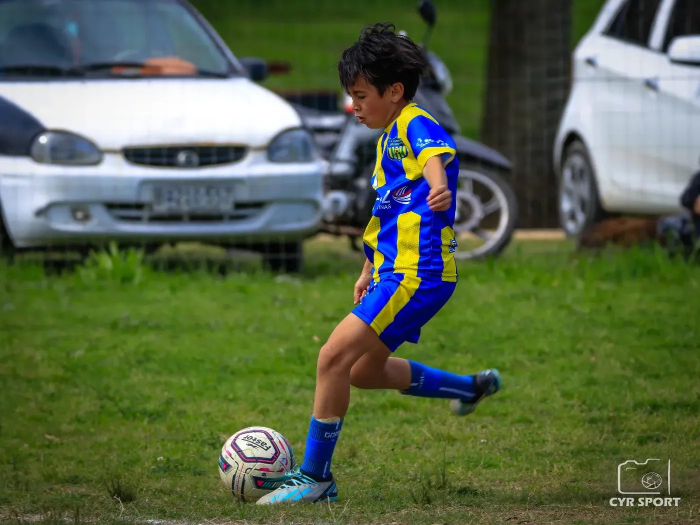 Un jugador de Juveniles conduciendo la pelota durante un partido