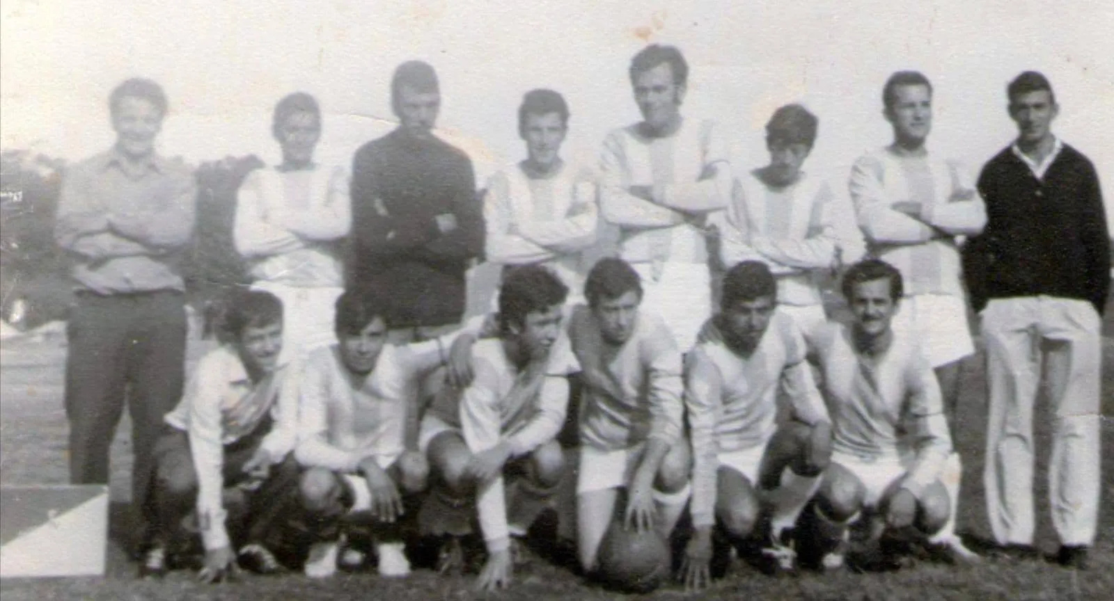 Fotografía histórica en blanco y negro de un plantel de Juveniles del Campito