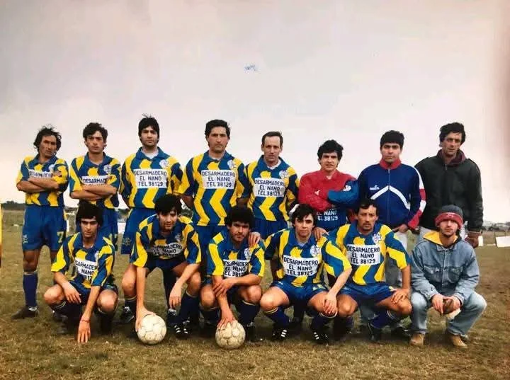 Plantel histórico de Juveniles del Campito con camisetas a franjas y publicidad de Desarmadero El Nano.