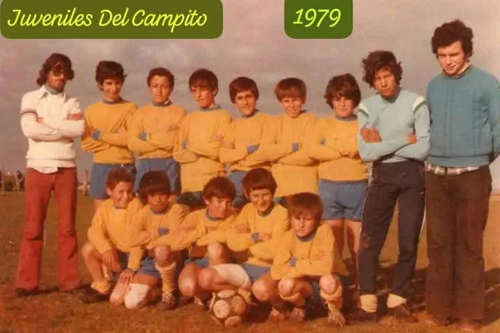 Plantel de gurises de Juveniles del Campito con indumentaria amarilla y puños azules, año 1979.