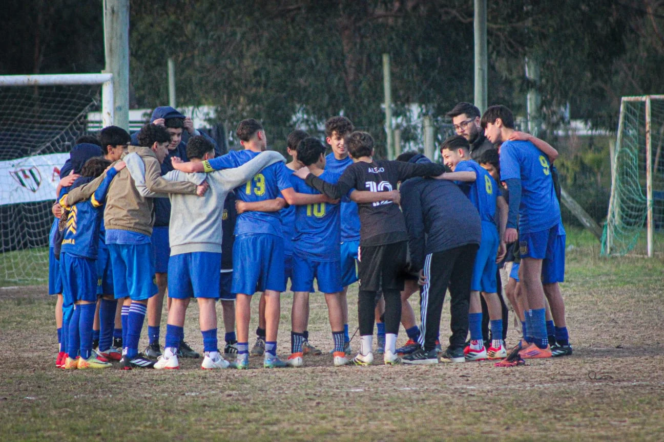 Plantel de divisiones formativas de Juveniles del Campito reunido en la cancha