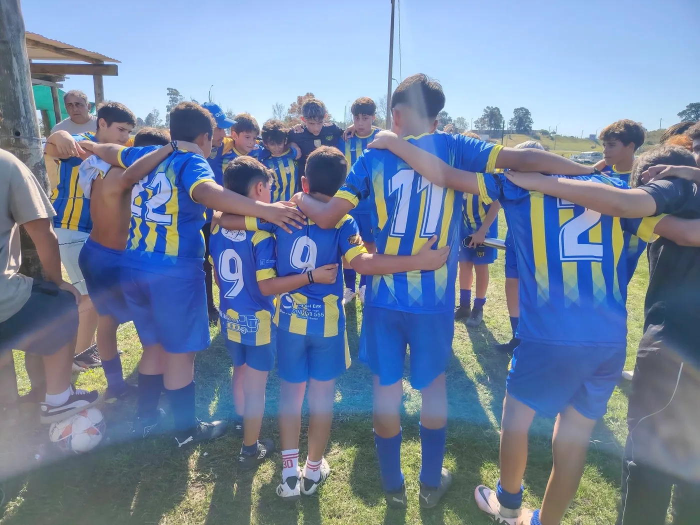 Jugadores de las categorías infantiles de Juveniles del Campito antes de un partido
